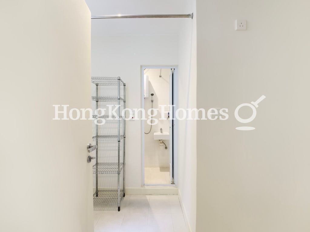 Maid's Room and Washroom — 好景大廈，中半山