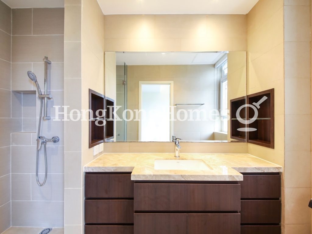 Master Bathroom — 好景大廈，中半山