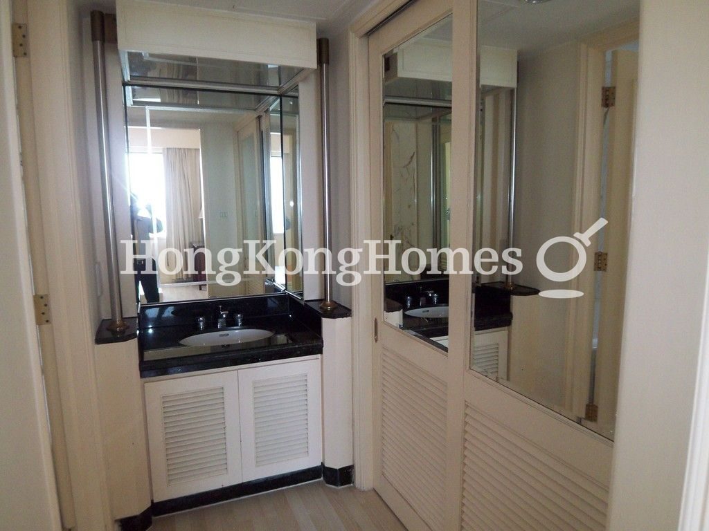 Walk-in Closet in Master Bedroom — 陽明山莊 05 座 山景園，淺水灣