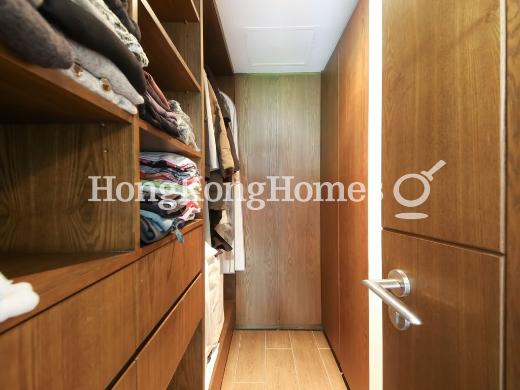 Walk-in Closet in Master Bedroom — 景緻閣，薄扶林