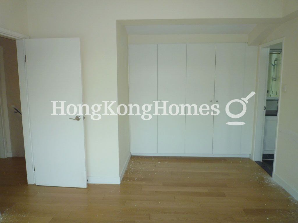 Built-in Wardrobe in Master Bedroom — 愉景灣 8 期 - 海堤居 - 海堤徑 (1-33 單)，愉景灣