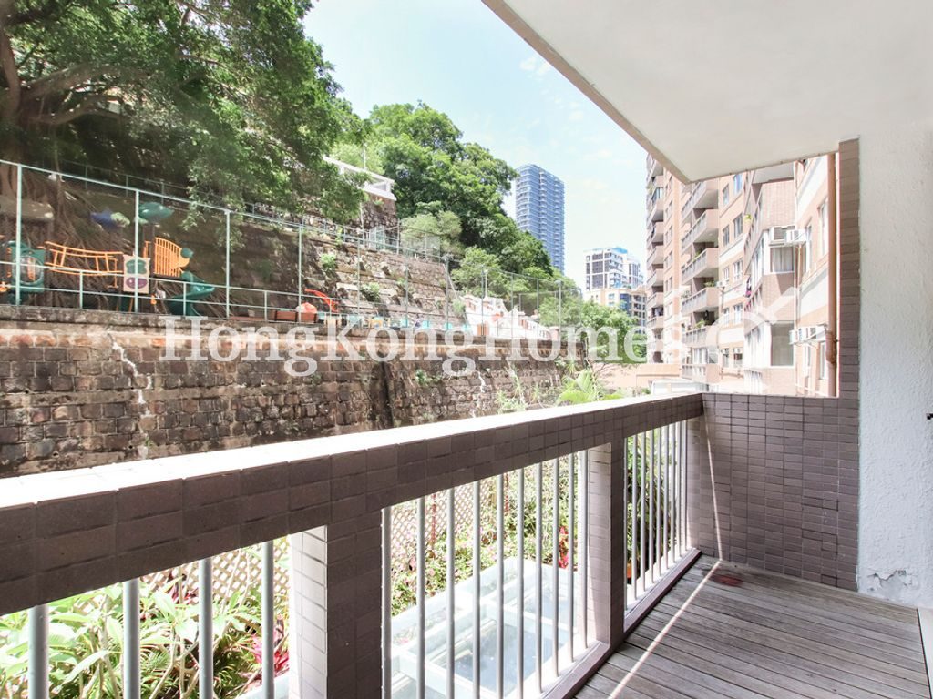 Balcony off Living and Dining Room — 聯邦花園 - 羅馬閣，西半山