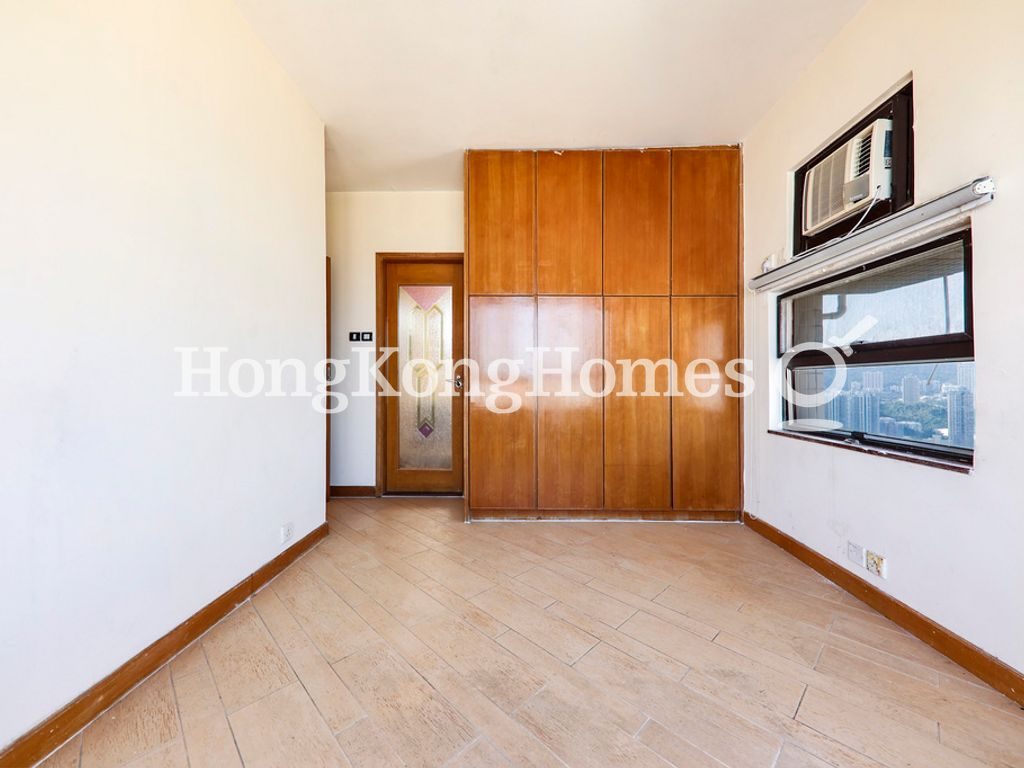 Built-in Wardrobe in Master Bedroom — 海景台，北角半山