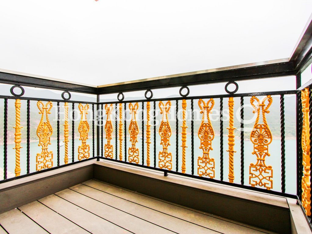 Balcony off Living and Dining Room — 紅山半島 - 第03座，大潭