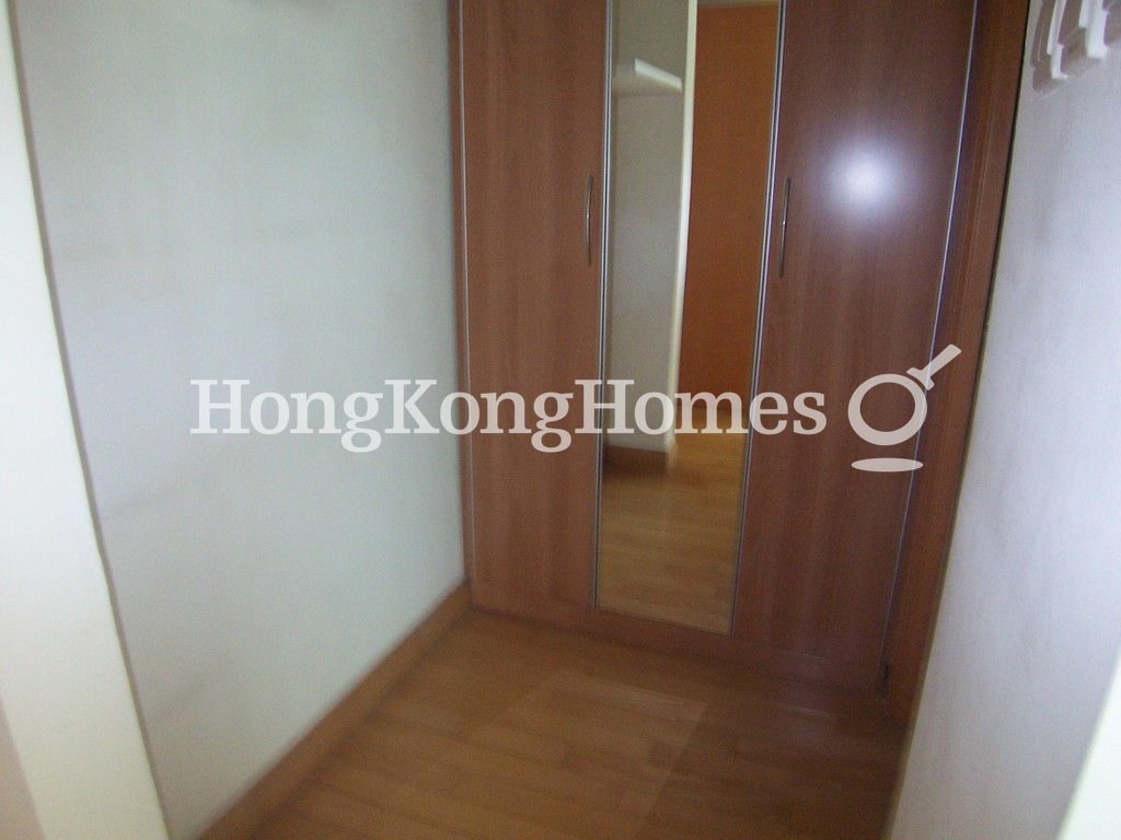Walk-in Closet in Master Bedroom — 漾日居 - 第05座，尖沙咀