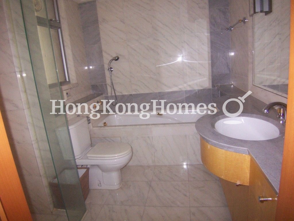 Master Bathroom — 漾日居 - 第05座，尖沙咀