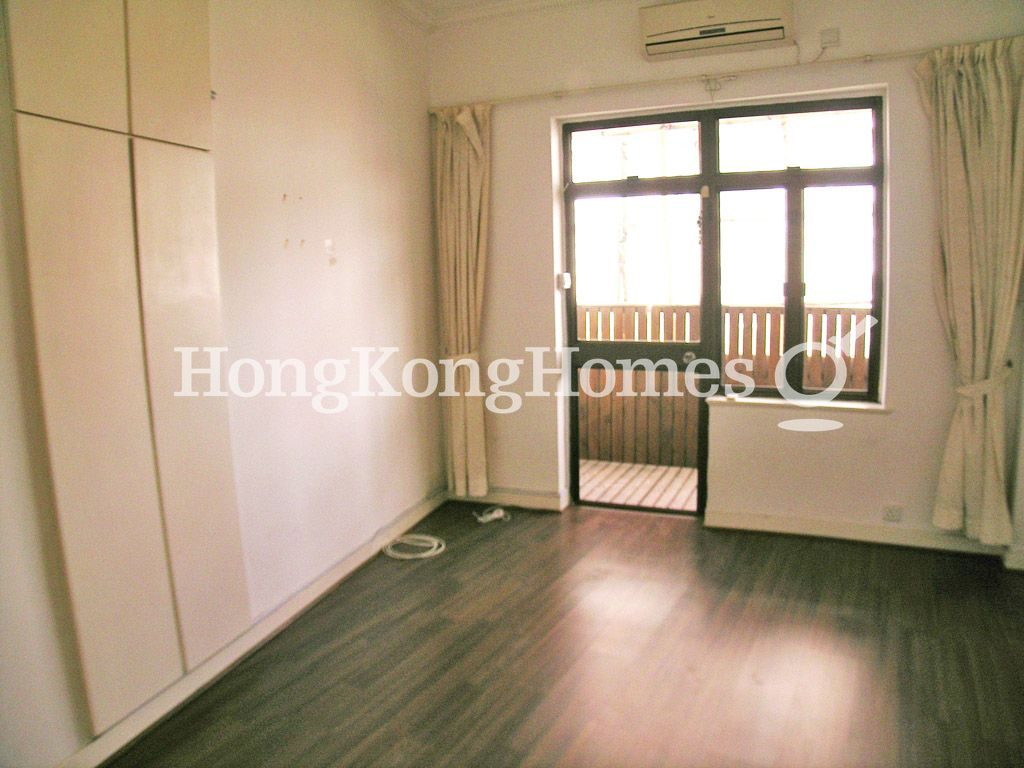 Built-in Wardrobe in Master Bedroom — 偉景大廈，大坑