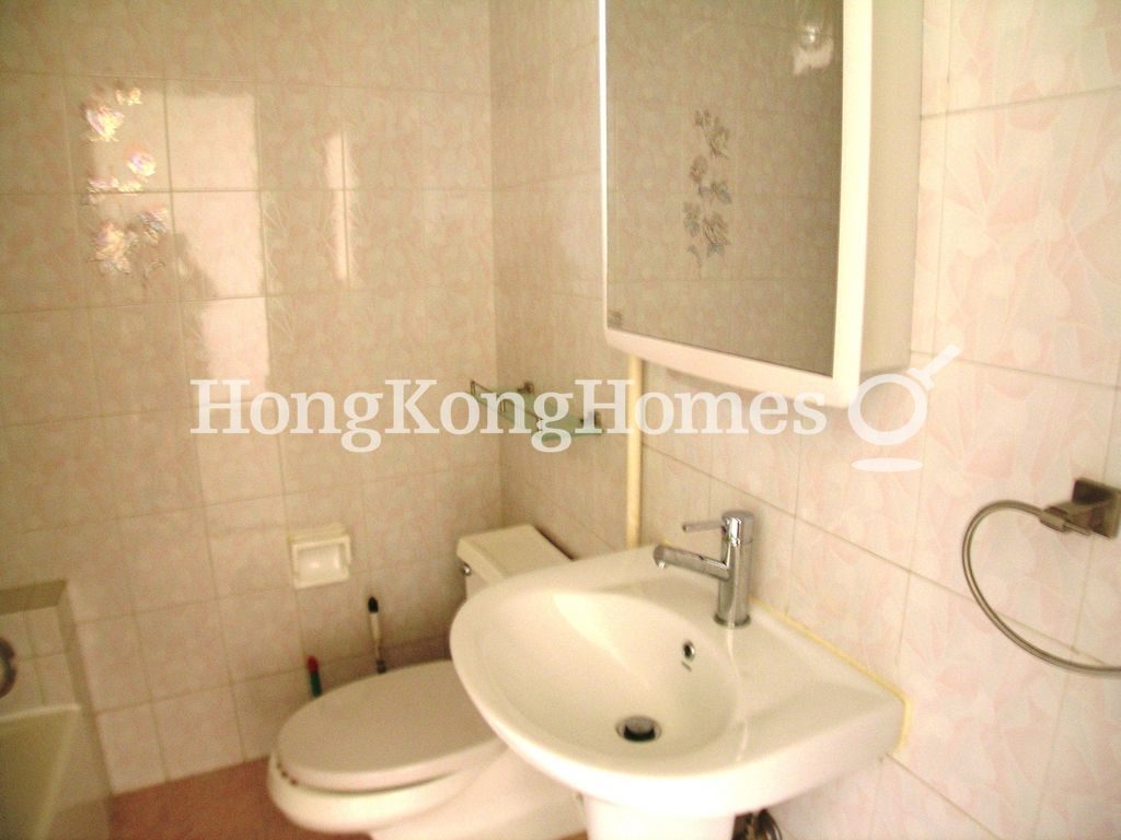 Master Bathroom — 偉景大廈，大坑