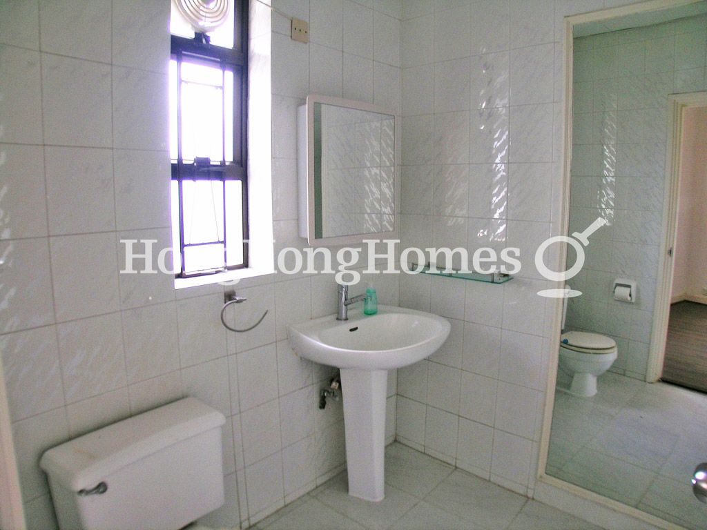 Second Ensuite Bathroom — 偉景大廈，大坑