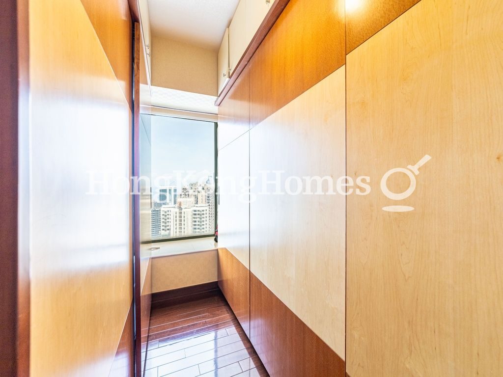 Walk-in Closet in Living & Dining Room — 海天峰 - 第01座，北角半山