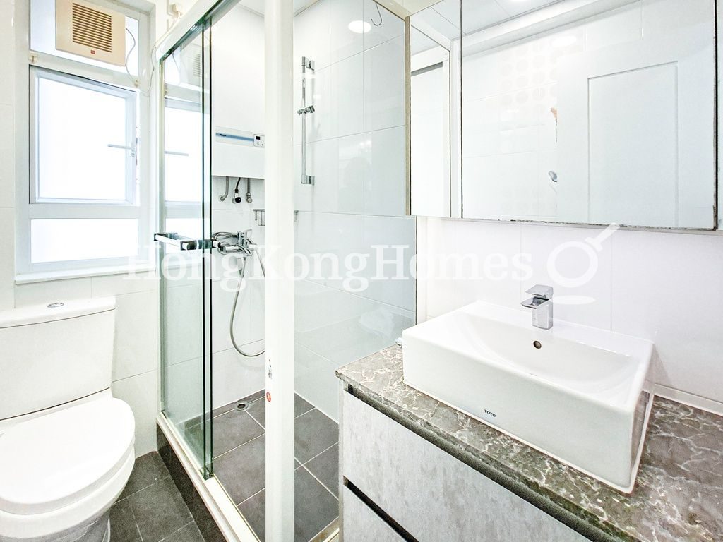 Guest Bathroom — Baguio Villa - Block 36, Pokfulam