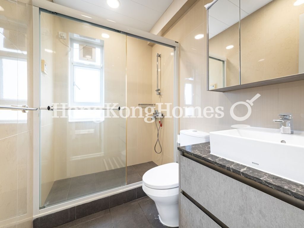 Master Bathroom — Baguio Villa - Block 36, Pokfulam
