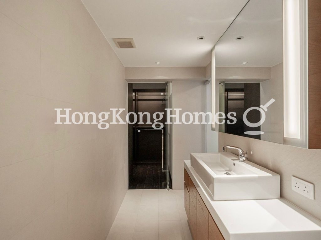 Master Bathroom with Walk-in Wardrobe — 芝蘭台，西半山