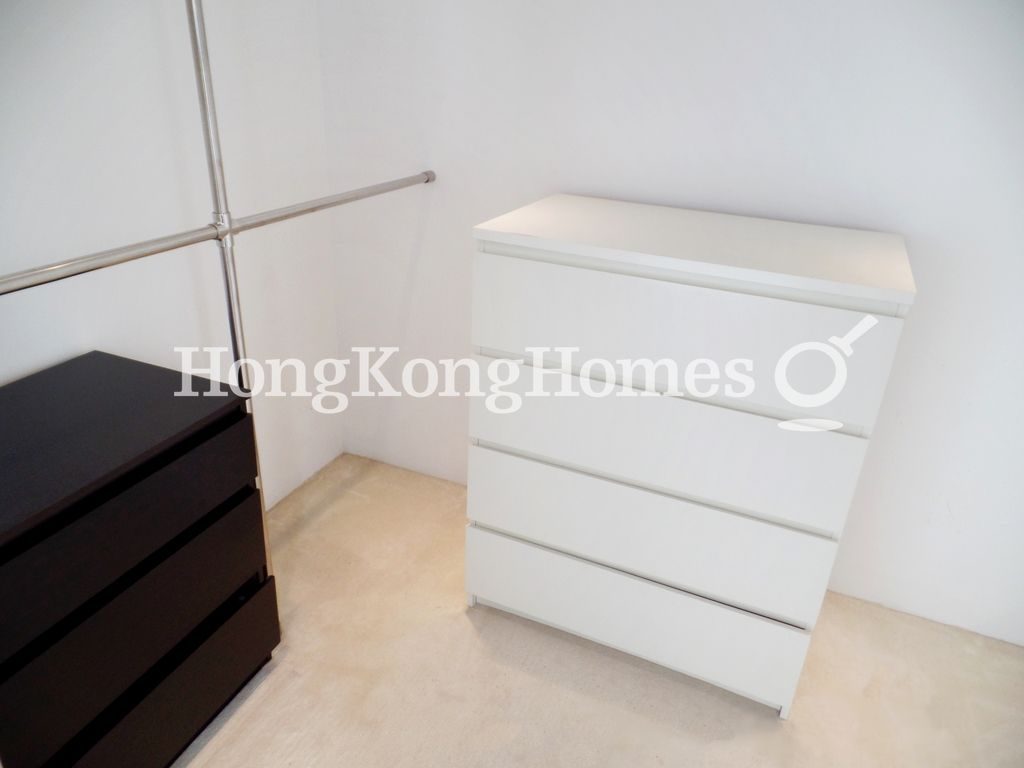 Walk-in Closet in Master Bedroom — 聚賢居 - 第01座，中環