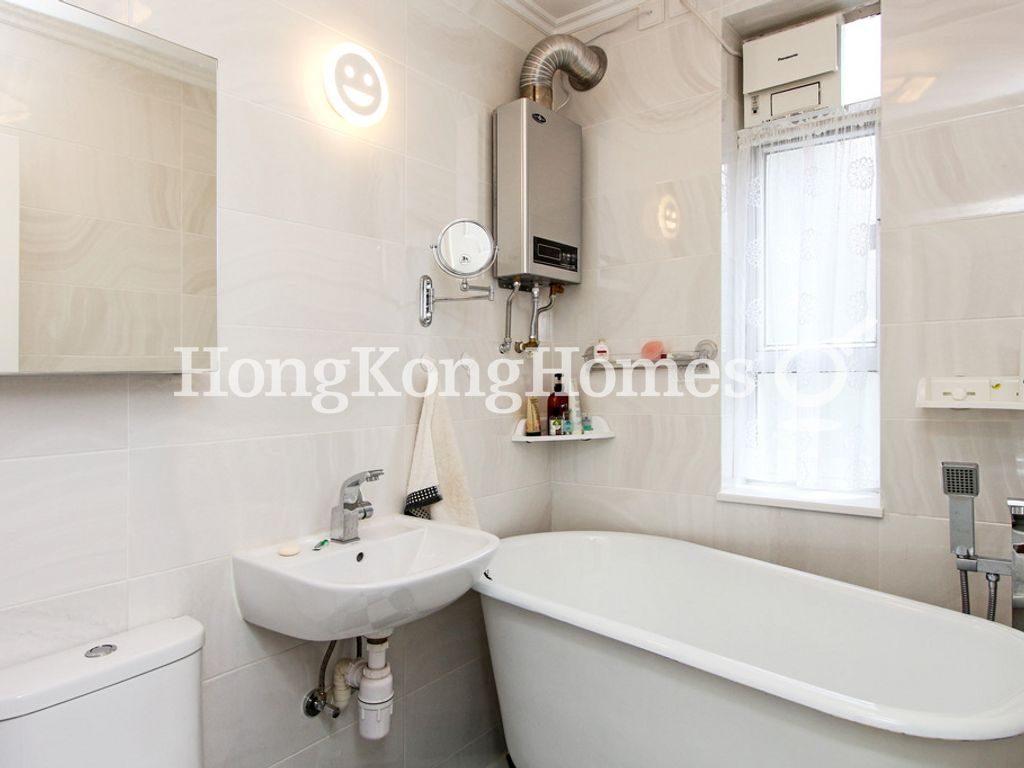 Guest Bathroom — 半山樓，中半山