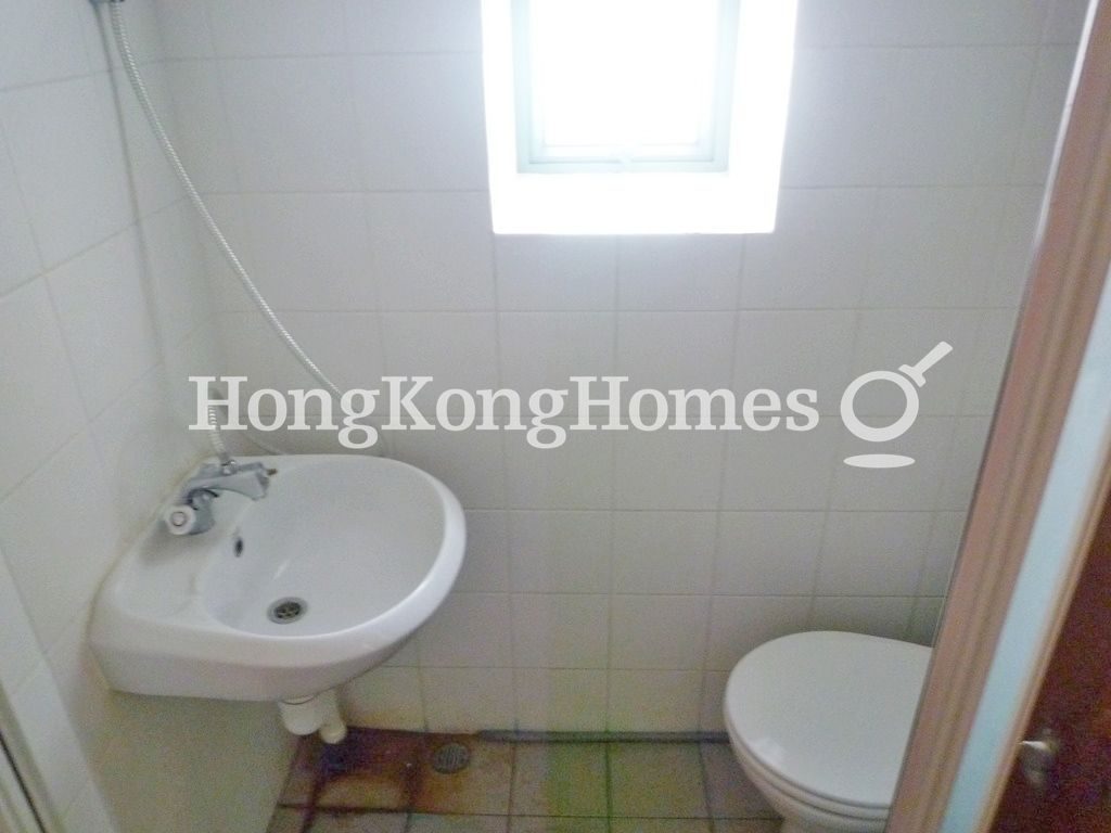 Maid's Bathroom — 海天峰 - 第02座，北角半山