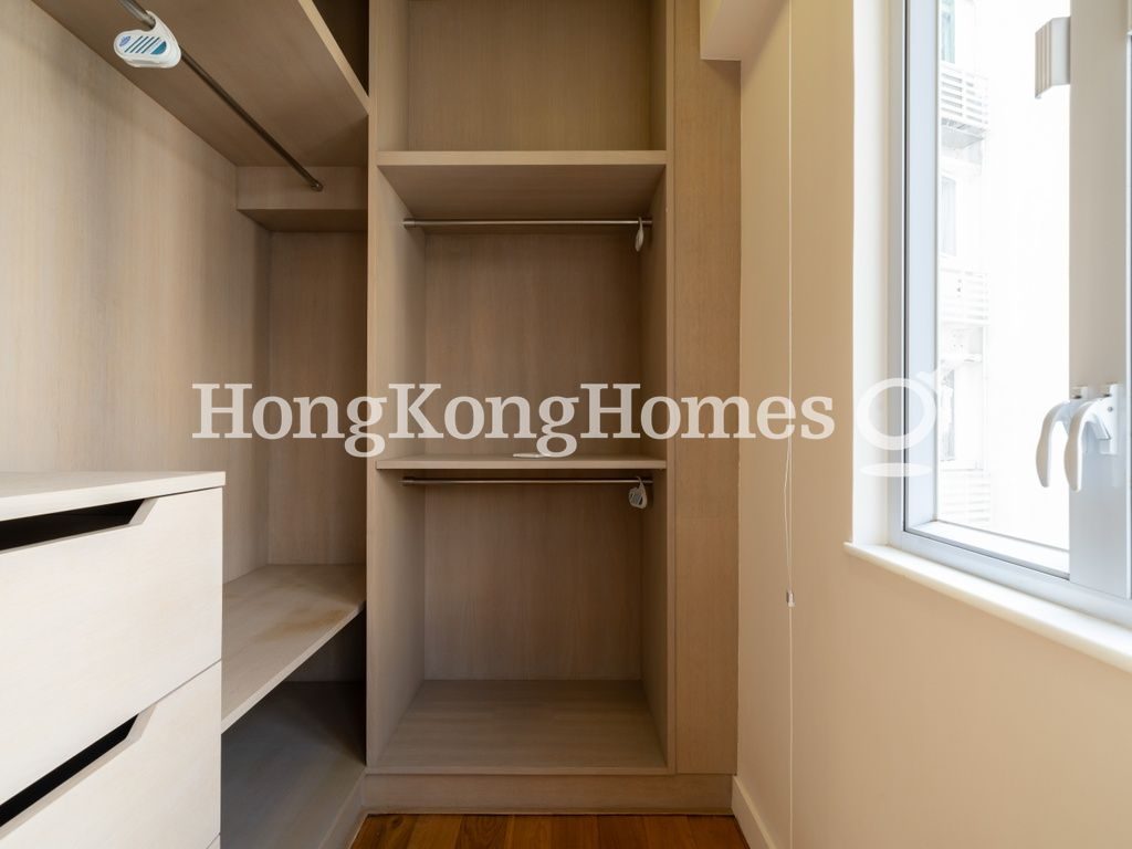 Dressing Area in Master Bedroom — 裕仁大廈 - D座，薄扶林
