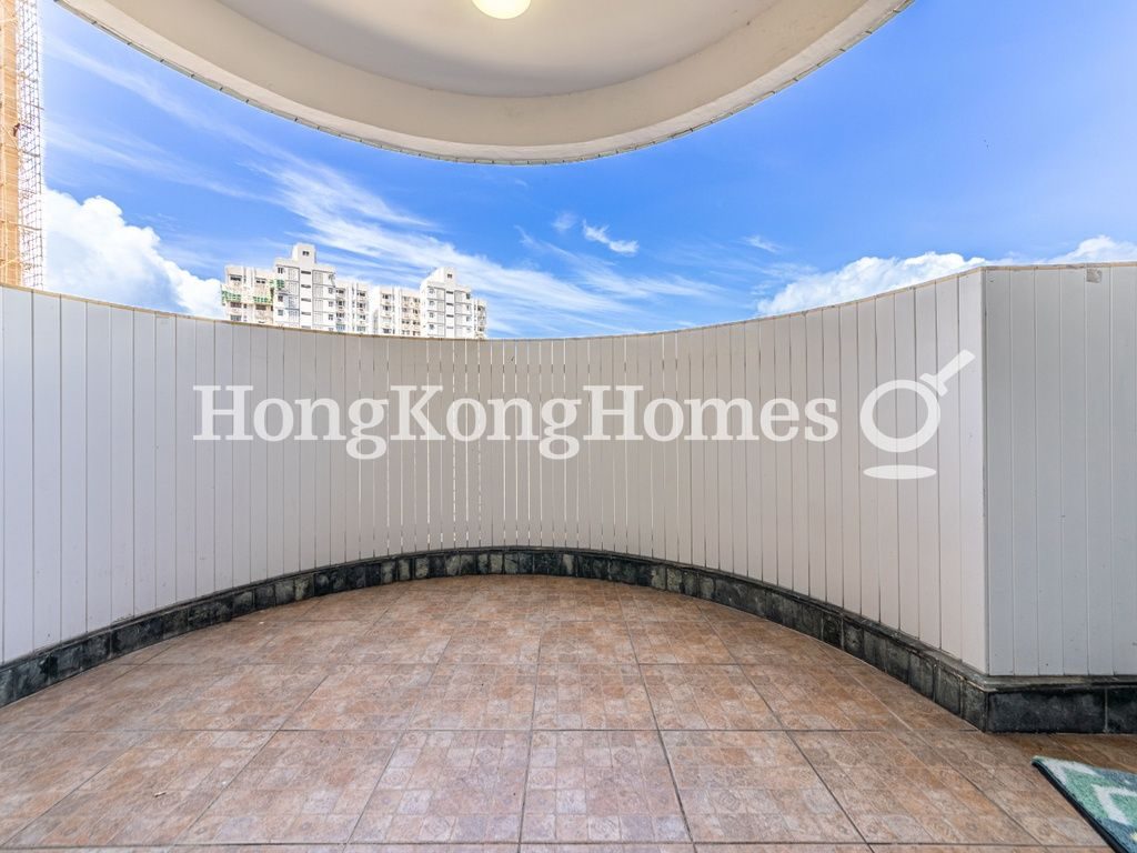 Balcony off Living and Dining Room — 碧瑤灣 - 第24座，薄扶林