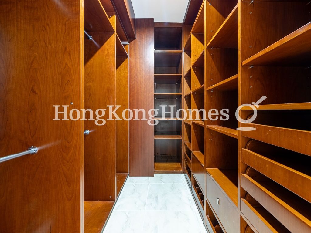 Walk In from Master Bedroom — 碧瑤灣 - 第24座，薄扶林