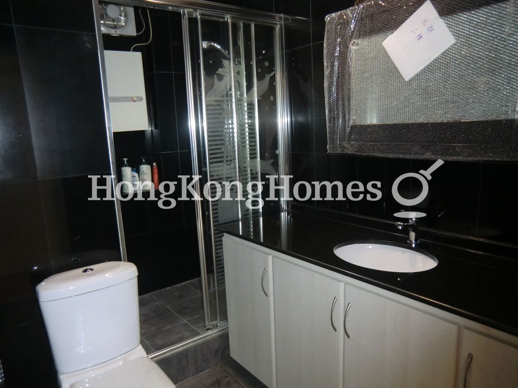 Guest Bathroom — 好景大廈，中半山
