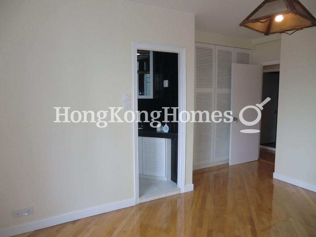 Built-in Wardrobe in Master Bedroom — 好景大廈，中半山