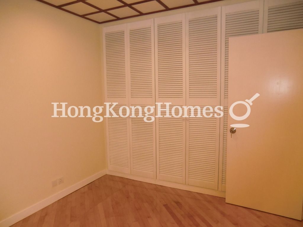 Built-in Wardrobe in Second Bedroom — 好景大廈，中半山