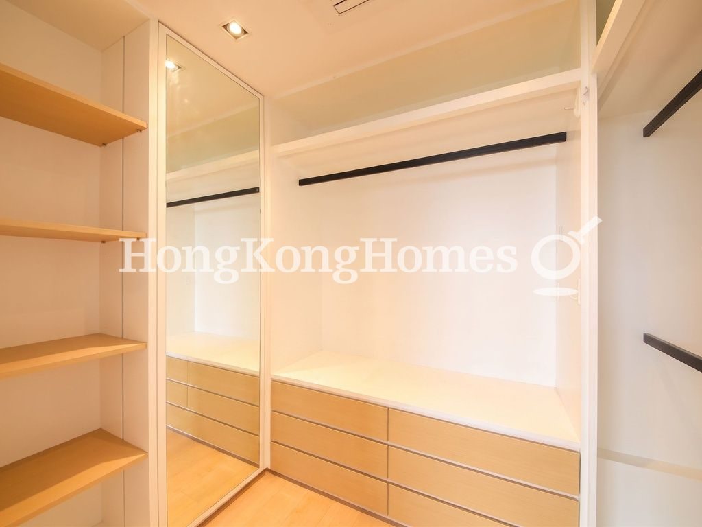 Walk-in Closet in Master Bedroom — 香島，筲箕灣