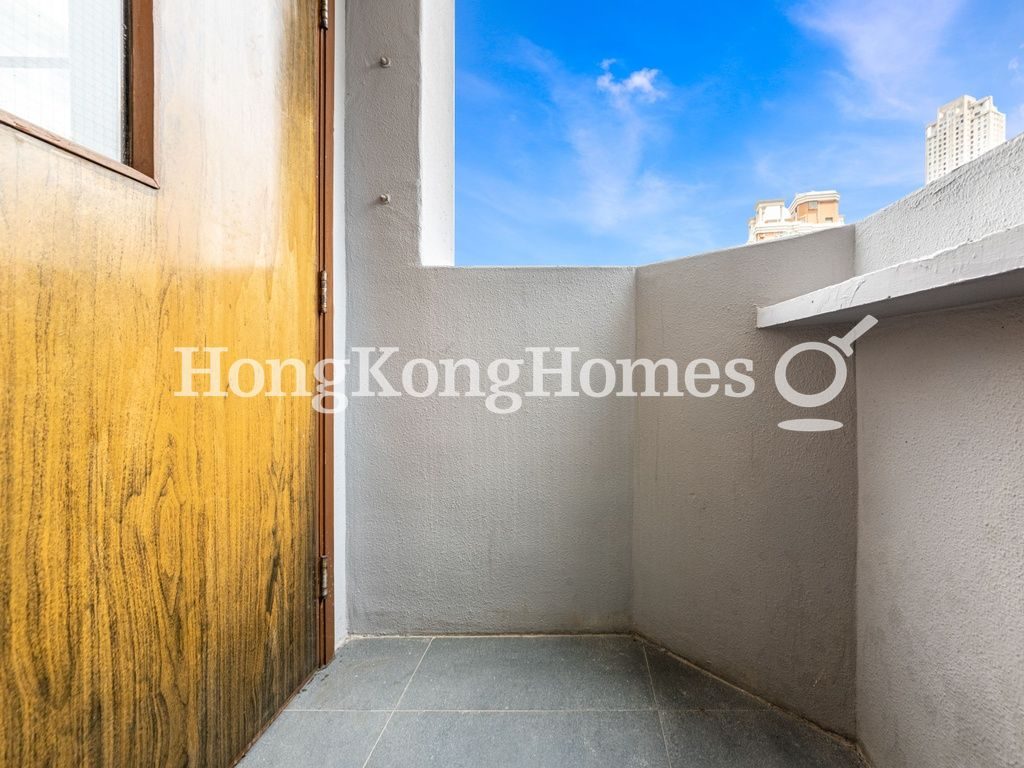 Balcony off Living Room — V Happy Valley，跑馬地