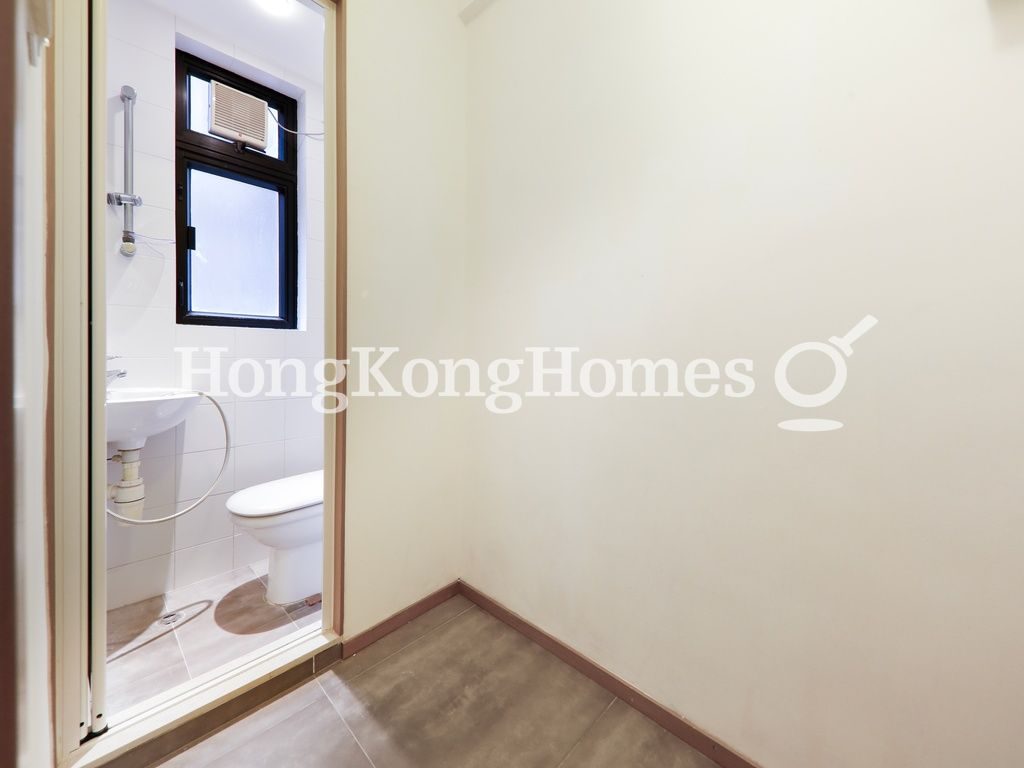 maid's Room N Washroom — The Beachside, Repulse Bay