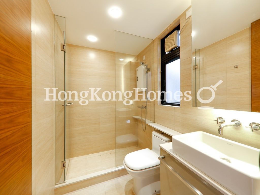 Master Bathroom — The Beachside, Repulse Bay