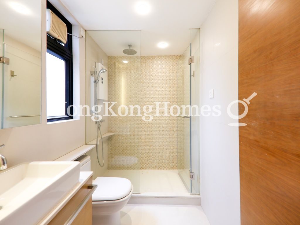 Second Ensuite Bathroom — The Beachside, Repulse Bay