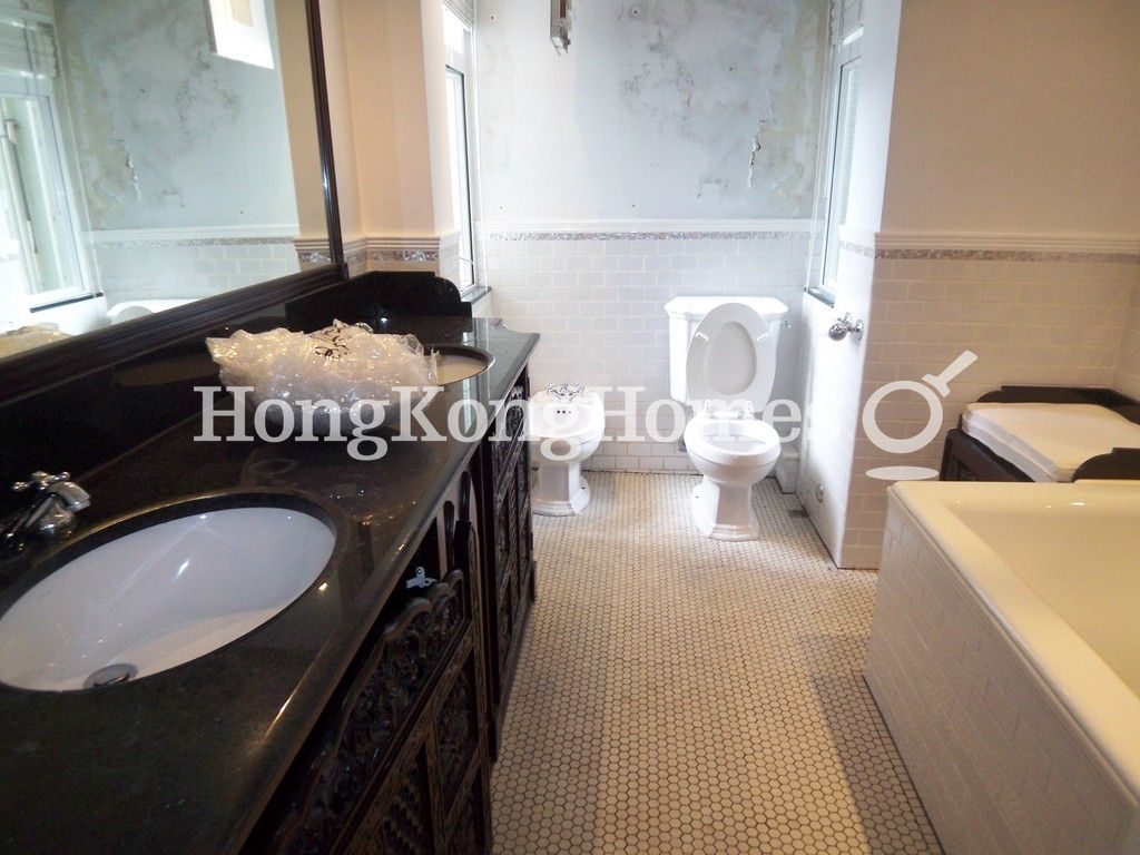 Master Bathroom — 倚雲閣，東半山