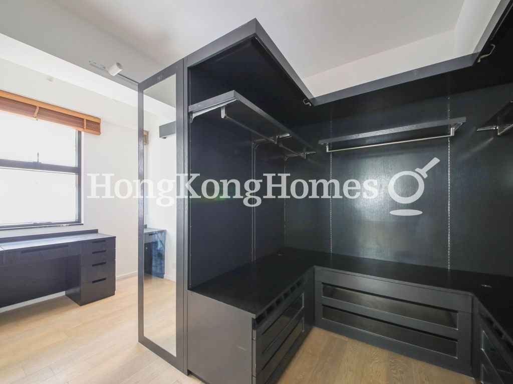 Walk-in Closet in Master Bedroom — 宜安閣，西半山