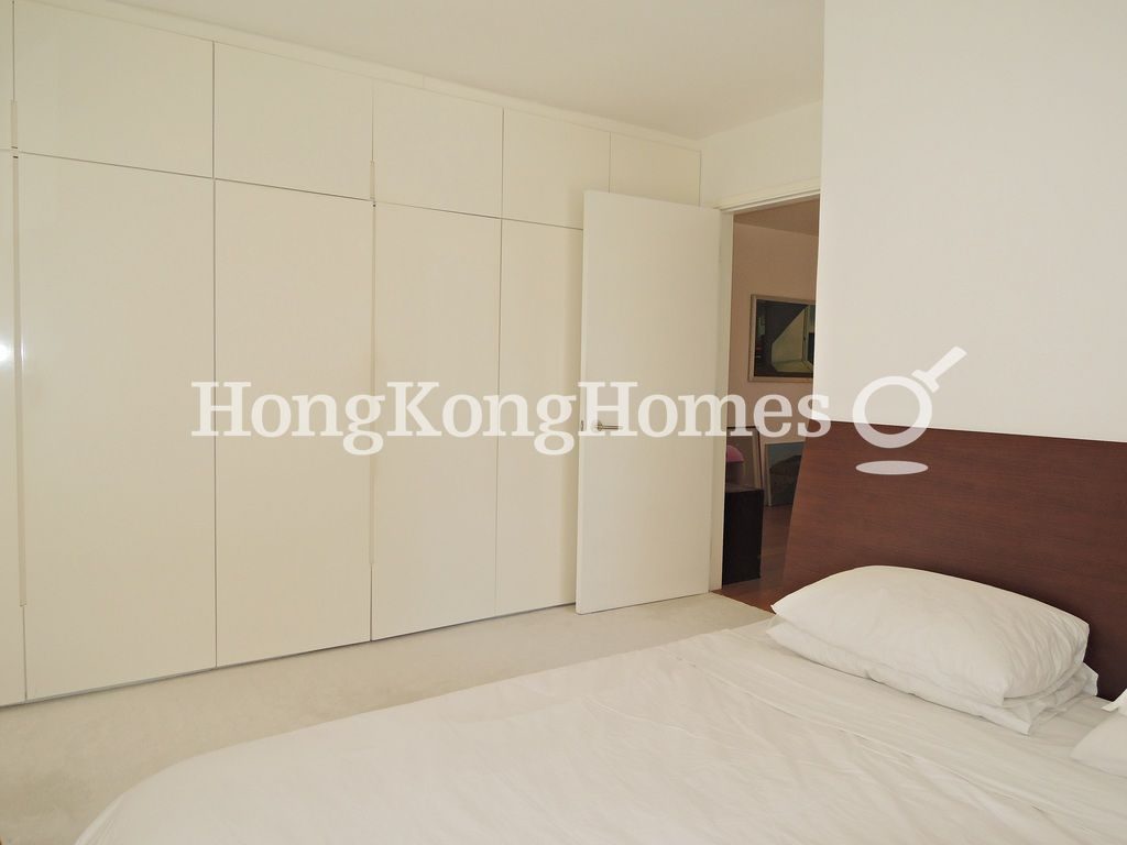 Built-in Wardrobe in Master Bedroom — 南灣大廈，淺水灣