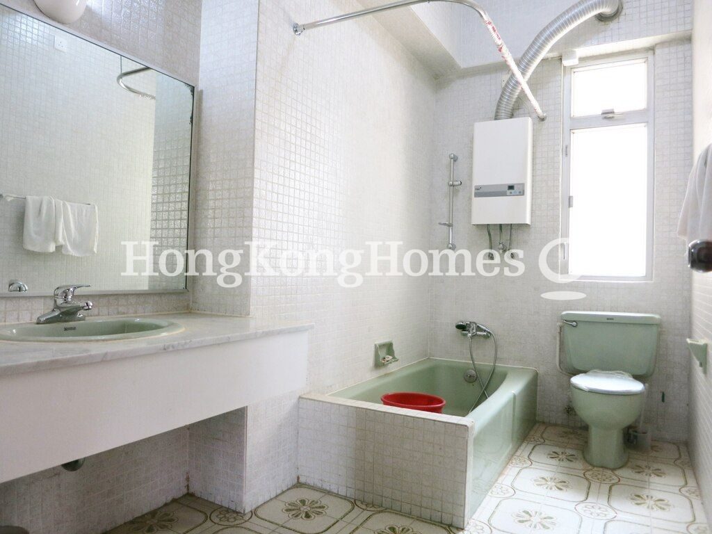 Guest Bathroom — Dragon Garden, Jardine's Lookout