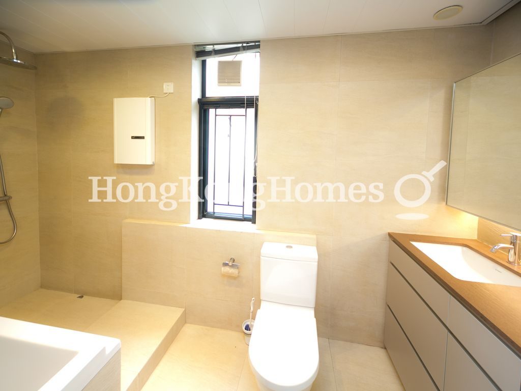 Master Bathroom — Fulham Garden Blk C-D, Pokfulam
