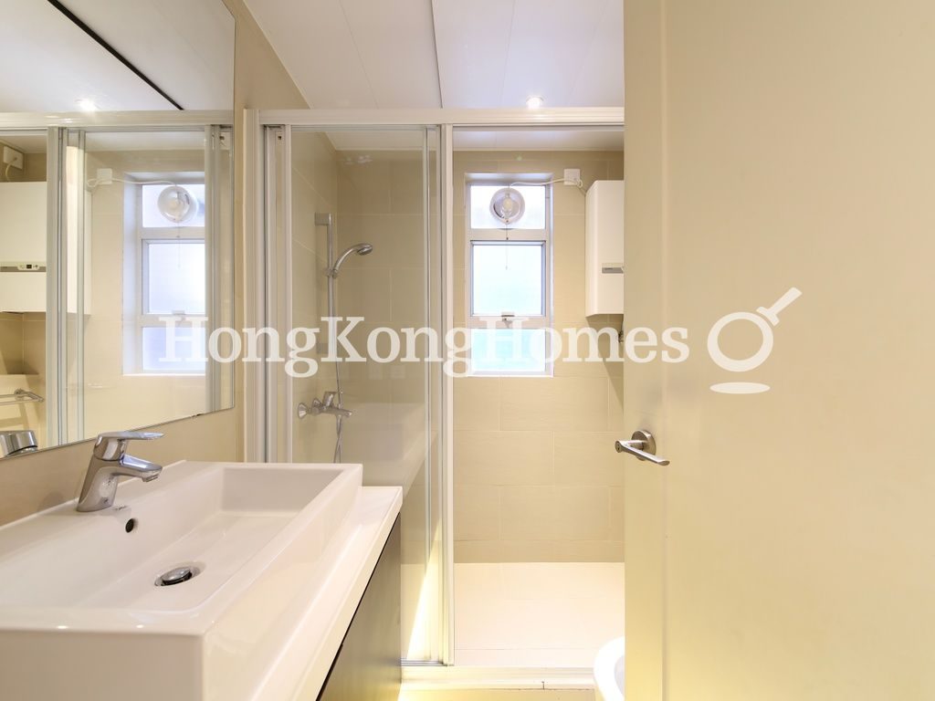 Guest Bathroom — 景翠園，西半山