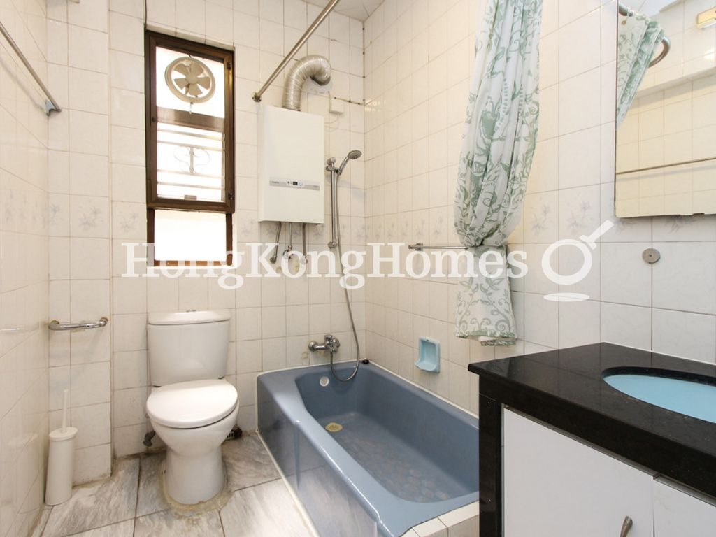 Guest Bathroom — 鑑波樓，西半山