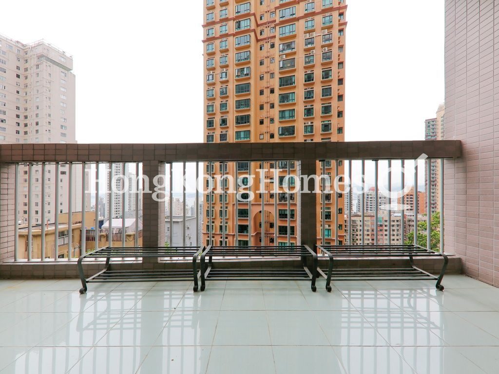 Balcony off Living and Dining Room — 聯邦花園 - 巴黎閣，西半山