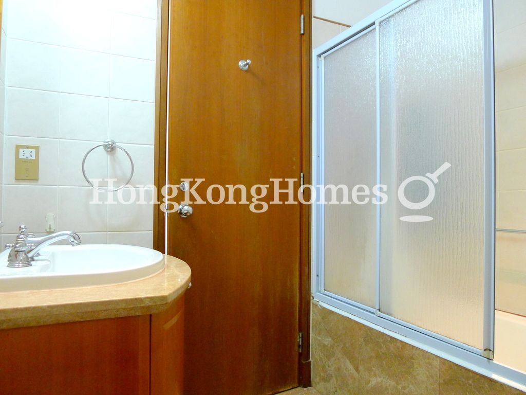 Guest Bathroom — 星域軒 1座，灣仔