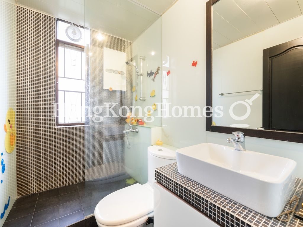 Guest Bathroom — 香海大廈，中半山