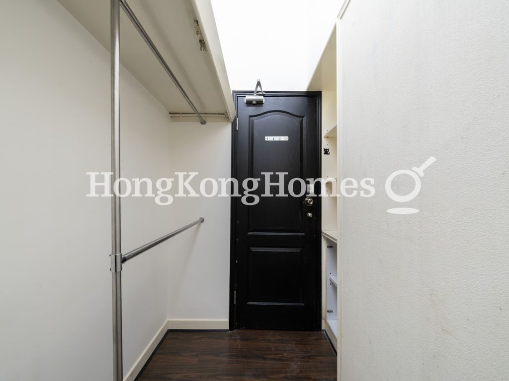 Walk-in Closet in Master Bedroom — 香海大廈，中半山