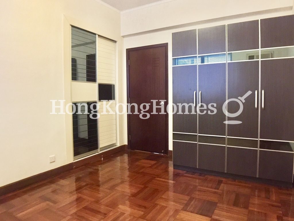 Built-in Wardrobe in Third Bedroom — 安廬，跑馬地