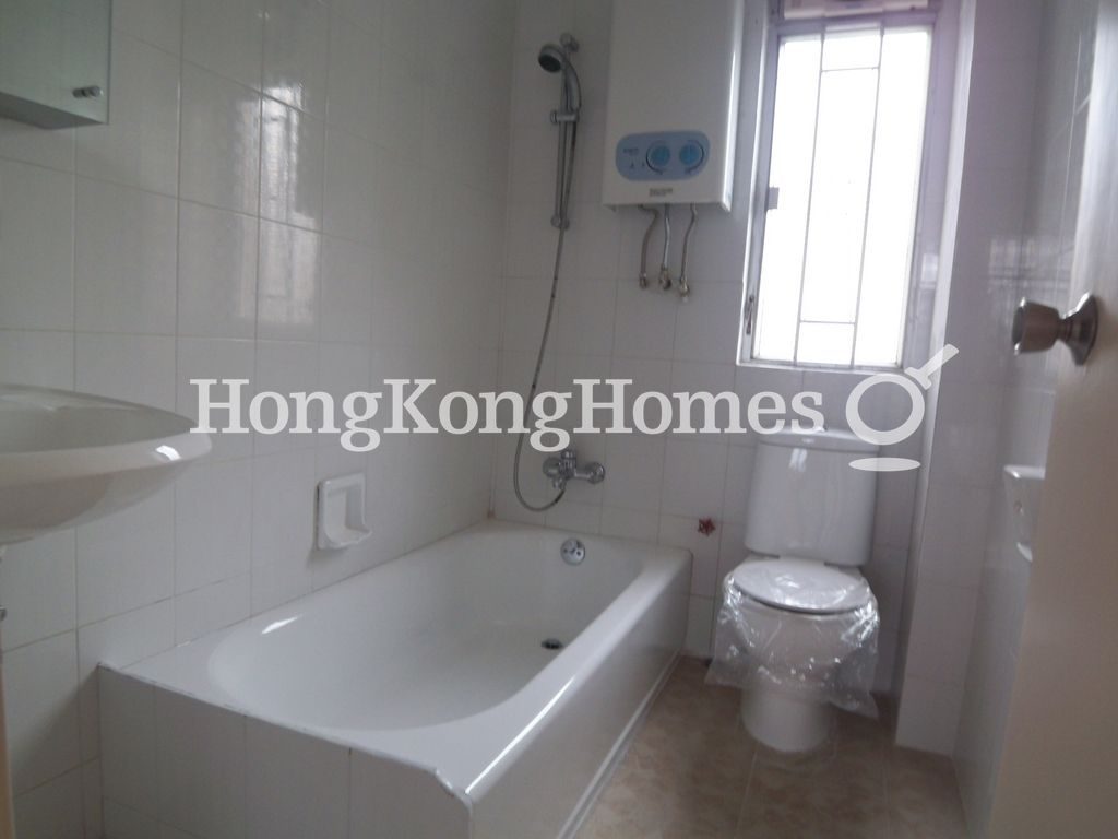 Guest Bathroom — 紫荊園，舂坎角