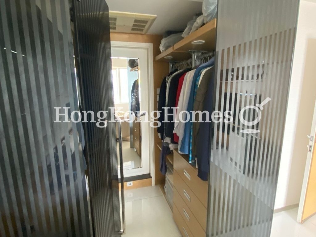 Walk-in Closet in Master Bedroom — 樂翠台 - A座，跑馬地