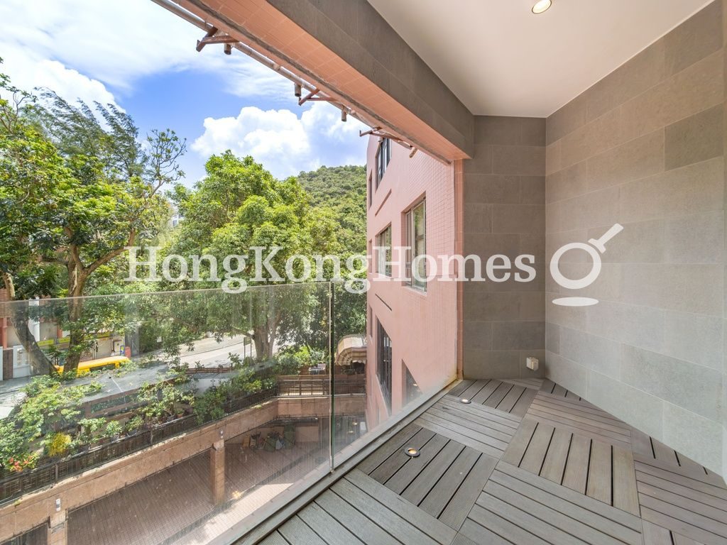 Balcony off Living and Dining Room — 環翠園，大坑