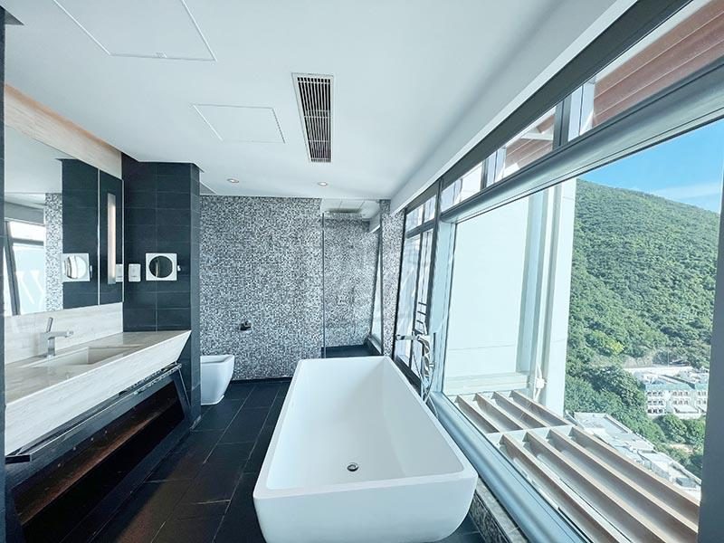 photo 3 — The Lily, Repulse Bay