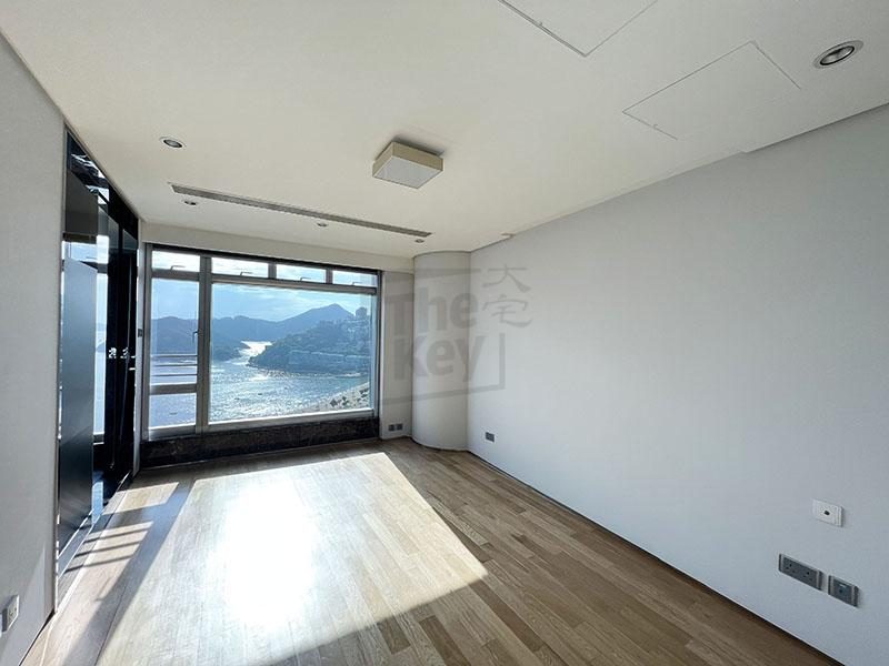 photo 3 — The Lily, Repulse Bay