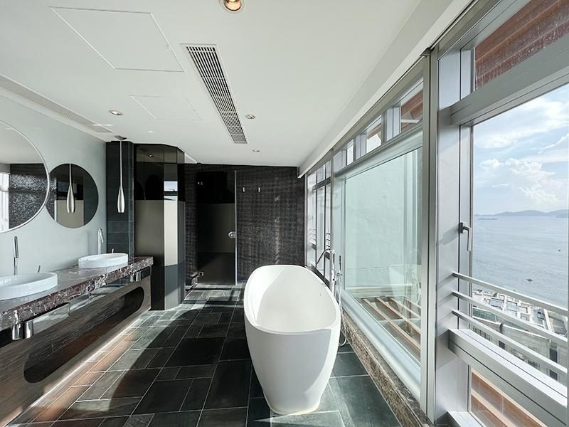 photo 4 — The Lily, Repulse Bay
