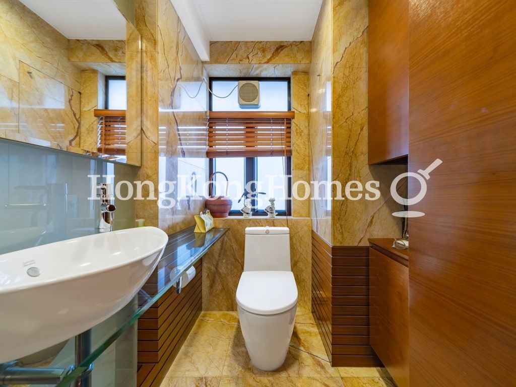 Guest Bathroom — 倚雲閣，東半山